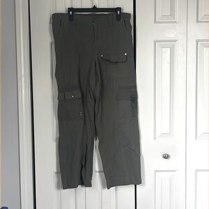 Dark green cargo pants. Has lots of pockets, it’s giving Kim possible.